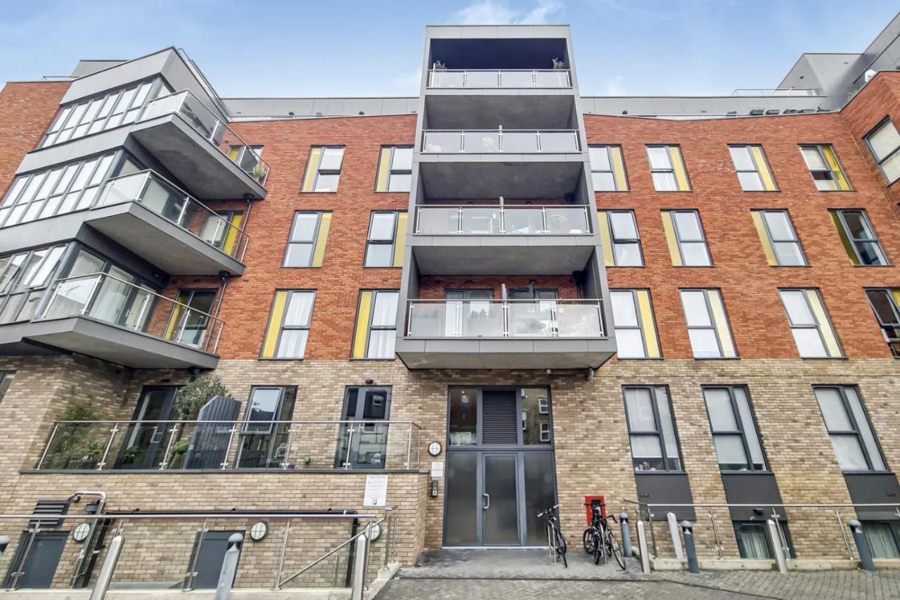Luxury 2 Bed 2 Bath With Balcony New Build Apartment *South Central London* Bagian luar foto