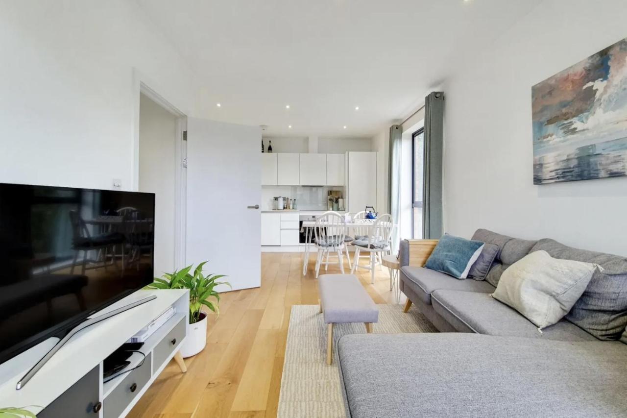 Luxury 2 Bed 2 Bath With Balcony New Build Apartment *South Central London* Bagian luar foto