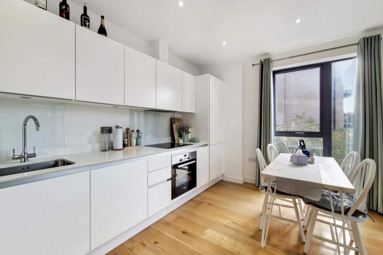 Luxury 2 Bed 2 Bath With Balcony New Build Apartment *South Central London* Bagian luar foto