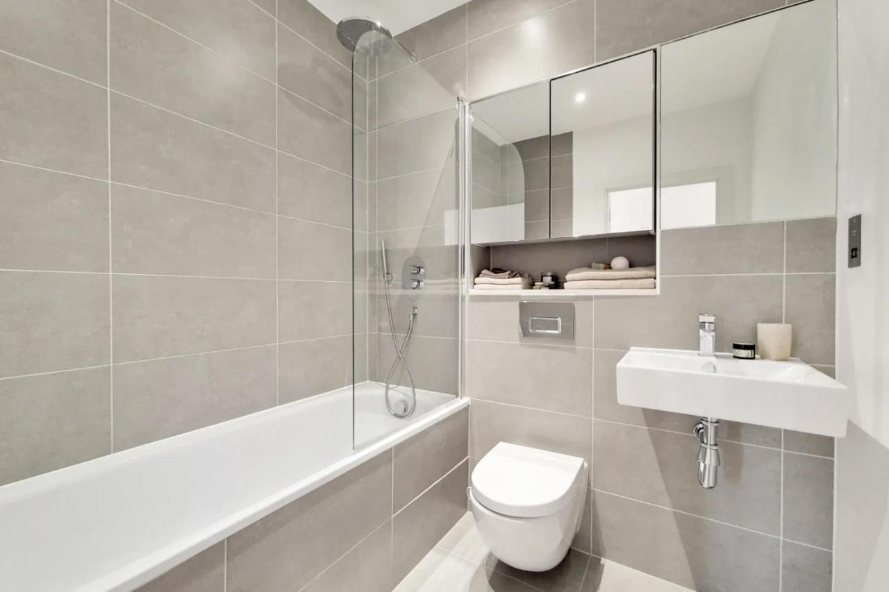 Luxury 2 Bed 2 Bath With Balcony New Build Apartment *South Central London* Bagian luar foto